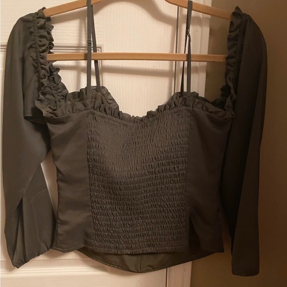 Guess green ruffle top, size large. Fits more like a medium. - Picture 3 of 5